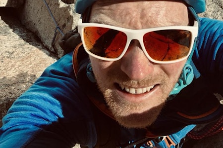 Andreas Espetvedt Norstrand på Aiguille du Midi. Foto: Andreas Espetvedt Nordstrand Mann med hjelm og solbriller klatrer. Nærbilde ovenfra. snø langt der nede