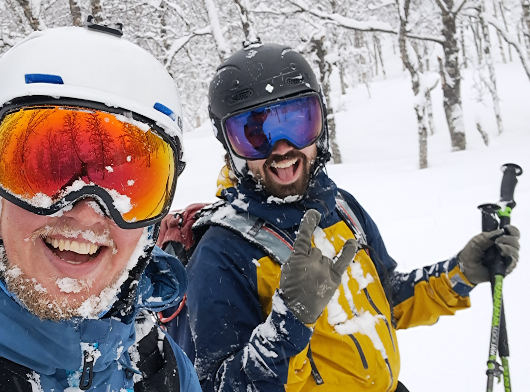 PUDDER: Kronikkforfatterne Tarjei Skille og Ola Grindheim Onsøyen i dyp pudder. Foto: Privat Ola Grindheim Onsøyen Tarjei Skille kronikk førstenedkjøring