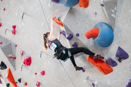 KREVENDE KRUX: Dina Eivik klatrer til grep 33 under finalen i verdenscupåpningen i Salt Lake City. Foto: Slobodan Miskovic / IFSC kvinne som klatrer