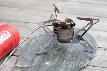 PRIMUS OMNIFUEL II: Du kjenner når du tar i denne brenneren at her er det kvalitet, denne går ikke i stykker med det  første. Foto: Sigrid Henjum Primus Omnifuel II