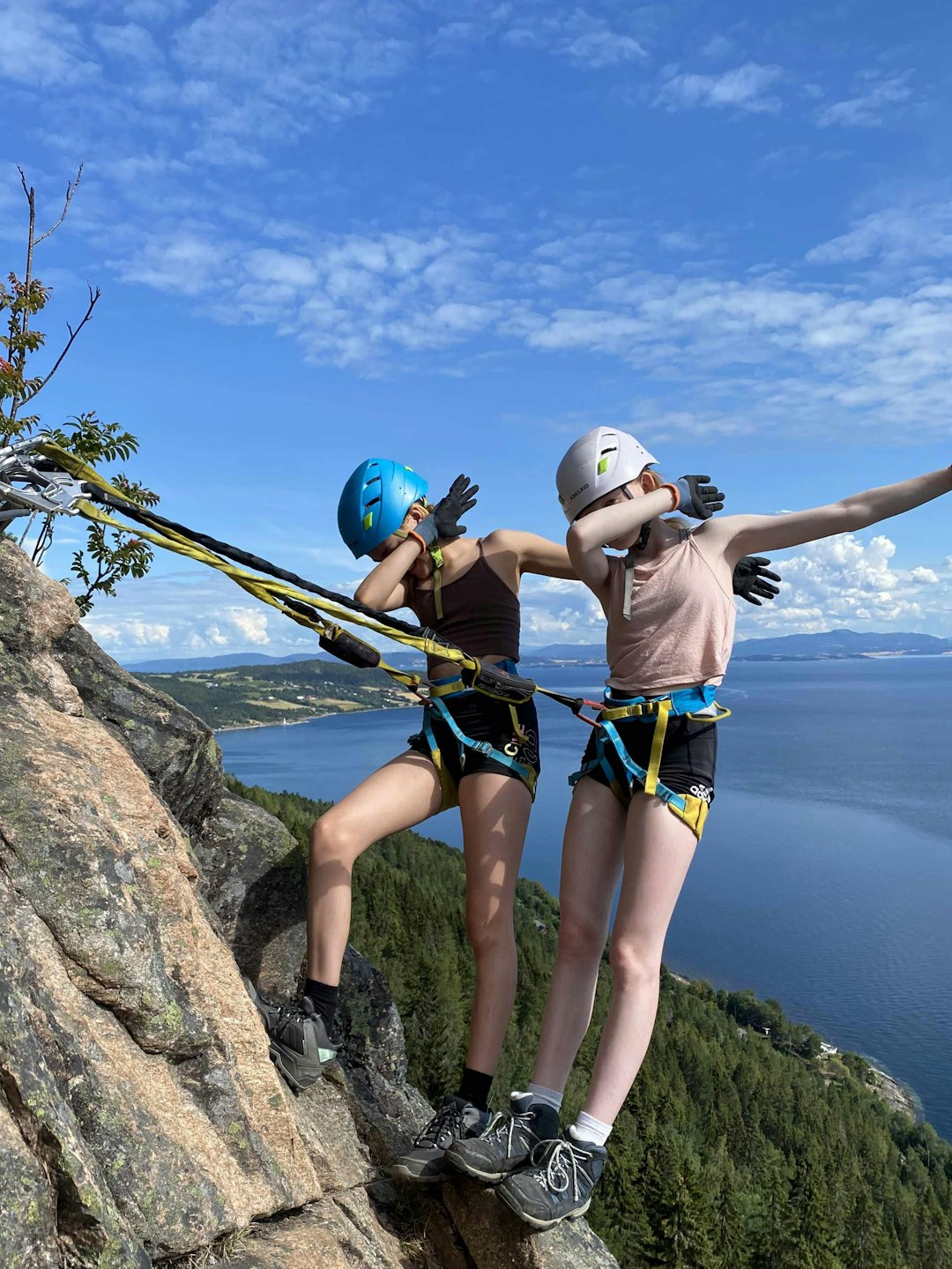 MUNKSTIGEN VIA FERRATA: Klatrestien ligger like ved fylkesvei 755, mellom Vanvikan og Leksvik. Foto: munkstigen.no munkstigen via ferrata