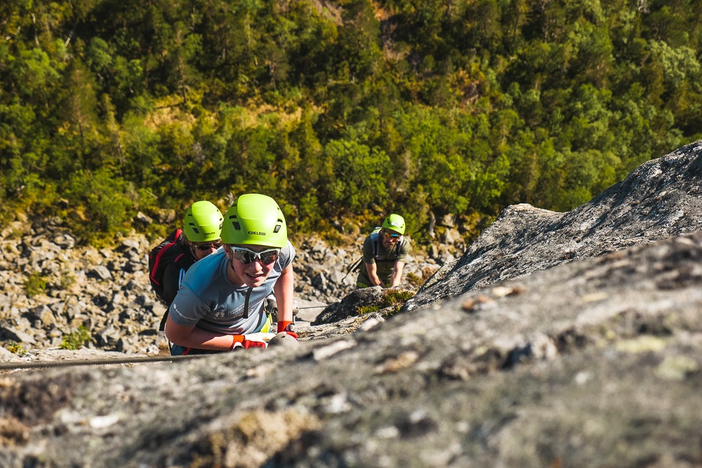 FOSEN VIA FERRATA: Turen innebærer både skogstier, utfordrende overheng og luftige forseringer. Foto: Fosen Via Ferrata Fosen Via Ferrata