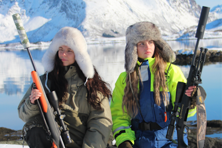 FANGSTKVINNER: Med rifle etter sel i Lofoten. FANGSTKVINNER: Med rifle etter sel i Lofoten.