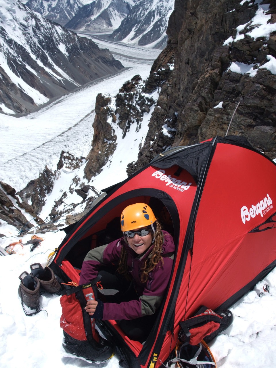 K2: Akkurat kommet i leir to, 6800 moh., på vei opp K2 i 2008. Dette var en av de sju gangene de etablerte leir her, for å bære utstyr etablere ruta opp og for akklimatisering. K2 er verdens mest krevende fjell. skog-k2