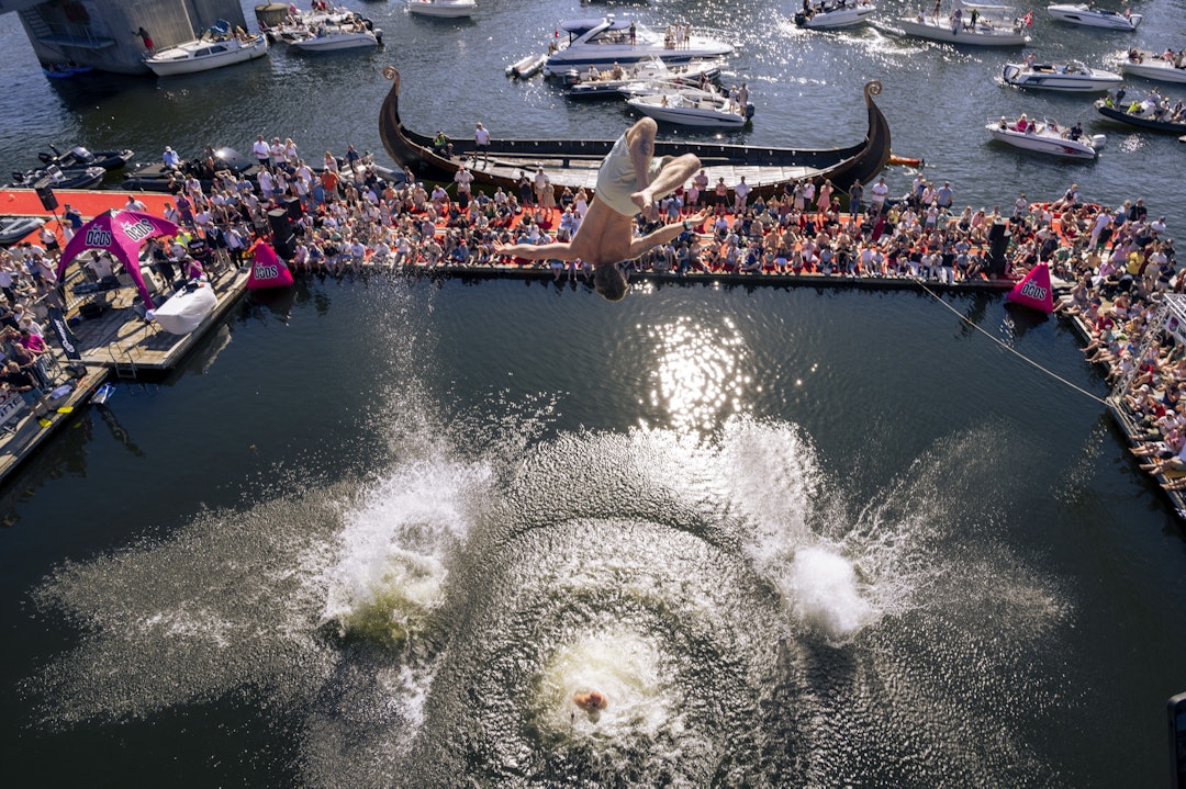 STORT OPPMØTE: Flere tusen møtte opp midt i Tønsberg for å få med seg showet. Foto: Arild Brun Kjeldaas. STORT OPPMØTE: Flere tusen møtte opp midt i Tønsberg for å få med seg showet. Foto: Arild Brun Kjeldaas.
