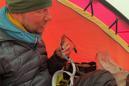SYSTUE: Det meste i reparasjons-kitet fikk vi bruk for. Foto: Magnus Rølland sy turutstyr reparasjon