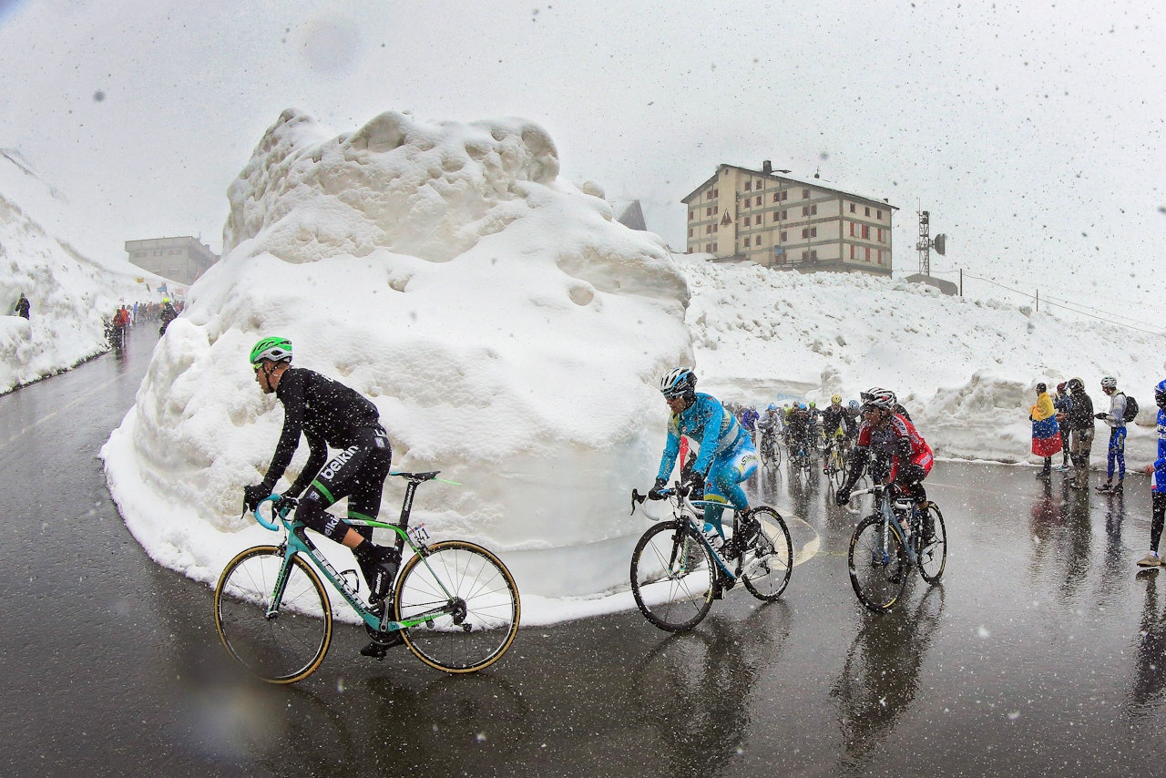 DET SNØR: Her, i 2014, måtte rytterne kjempe seg gjennom iskalde forhold opp Stelviopasset. Tirsdag rår det kaos i årets ritt, med snøfall i fjellene. Foto: Cor Vos DET SNØR: Her, i 2014, måtte rytterne kjempe seg gjennom iskalde forhold opp Stelviopasset. Tirsdag rår det kaos i årets ritt, med snøfall i fjellene. Foto: Cor Vos