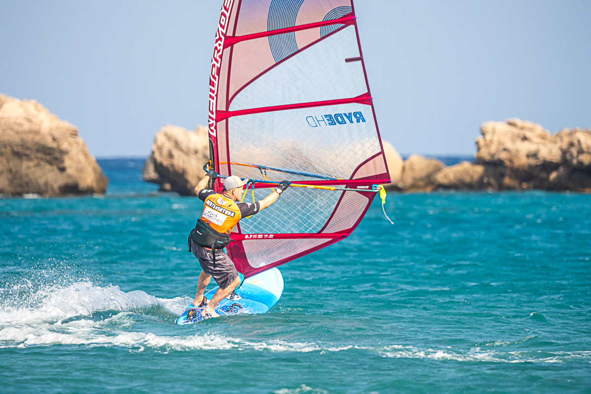FOKUS: Blikket tar deg dit du skal. Ole Erik Carlsen har planer om en fullplansjibb. Foto: EyeSeaYou / Nick Jones