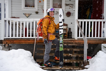 IKKE SUR: Fjellguide Tore Karlstrøm - halvannen måned tidligere, utenfor trappa der han bor i Langfjordbotn. Foto: Christian Nerdrum IKKE SUR: Fjellguide Tore Karlstrøm - halvannen måned tidligere, utenfor trappa der han bor i Langfjordbotn. Foto: Christian Nerdrum
