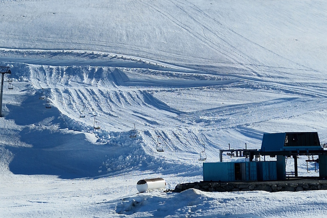 PARKBYGGING: Stryn sommerskisenter åpner 25. mai, og lover en solid terrengpark selv om snøen smelter fort i det varme været. Foto: Stryn sommerski skisenter