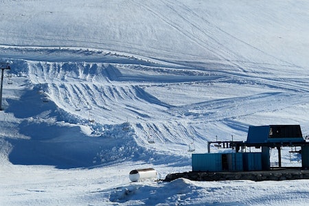 PARKBYGGING: Stryn sommerskisenter åpner 25. mai, og lover en solid terrengpark selv om snøen smelter fort i det varme været. Foto: Stryn sommerski skisenter