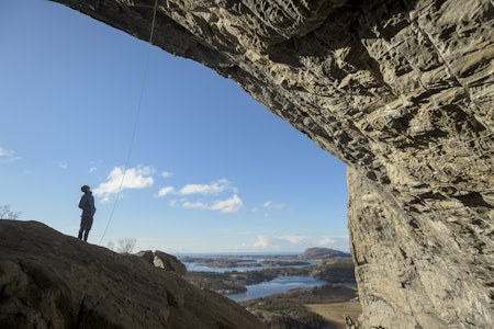 VERDENS BESTE OG VERDENS HARDESTE: Tsjekkiske Adam Ondra studerer de 130 flyttene på 55 meter overhengende klatring i Flatanger. Graden 9C. Foto: Vegard Breie mann i silhuett ser på bratt fjellvegg