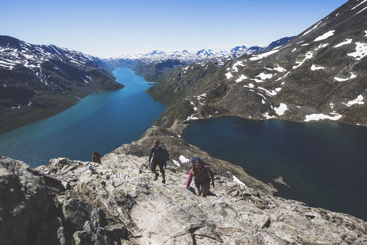 KJENT UTSIKT: Besseggen, flankert av Gjende (t.v) og Bessvatnet. Foto: Kristoffer H. Kippernes besseggen fjelltur