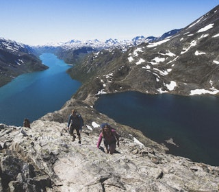 KJENT UTSIKT: Besseggen, flankert av Gjende (t.v) og Bessvatnet. Foto: Kristoffer H. Kippernes besseggen fjelltur