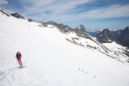 SOMMER-TOPPTUR: Få steder i Norge er så velegnet for sommerlige toppturer som Trollstigen i Møre og Romsdal, men denne sommeren blir skisesongen kort. Bispen og Kongen i bakgrunnen. Arkivfoto: Tore Meirik skitur i shorts