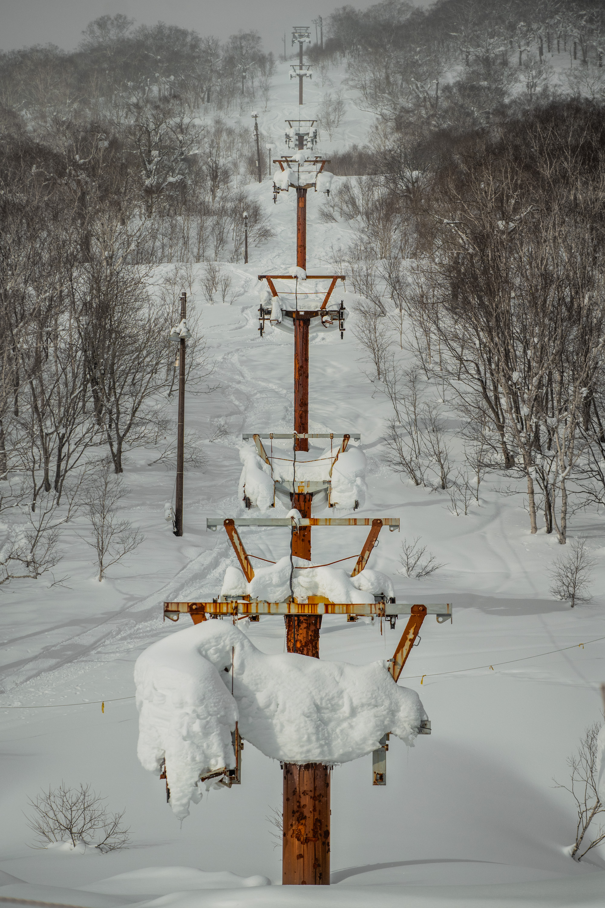 KULTURKONTRAST: De forlatte skianleggene står igjen som spøkelsesaktige monumenter i den japanske naturen, og står i sterk kontrast til de kulturelle verdiene som ofte er verdsatt i det japanske samfunnet. Foto Sigurd Ekeli Grimsby