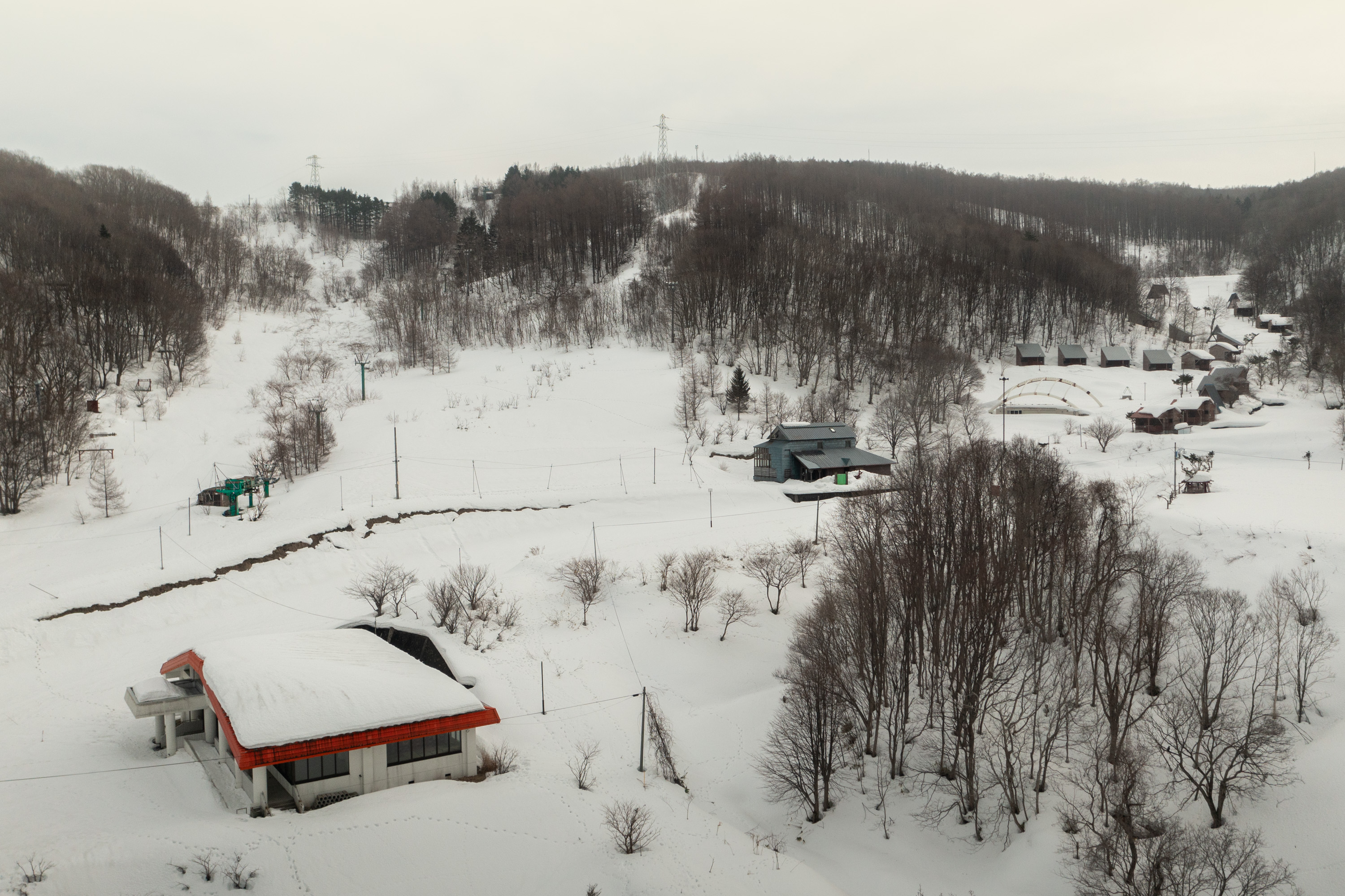 SPØKELSESBY I FURUBIRA: Noen anlegg har blitt forlatt i all hast, med heiser og bygninger som har stått urørt i årevis.