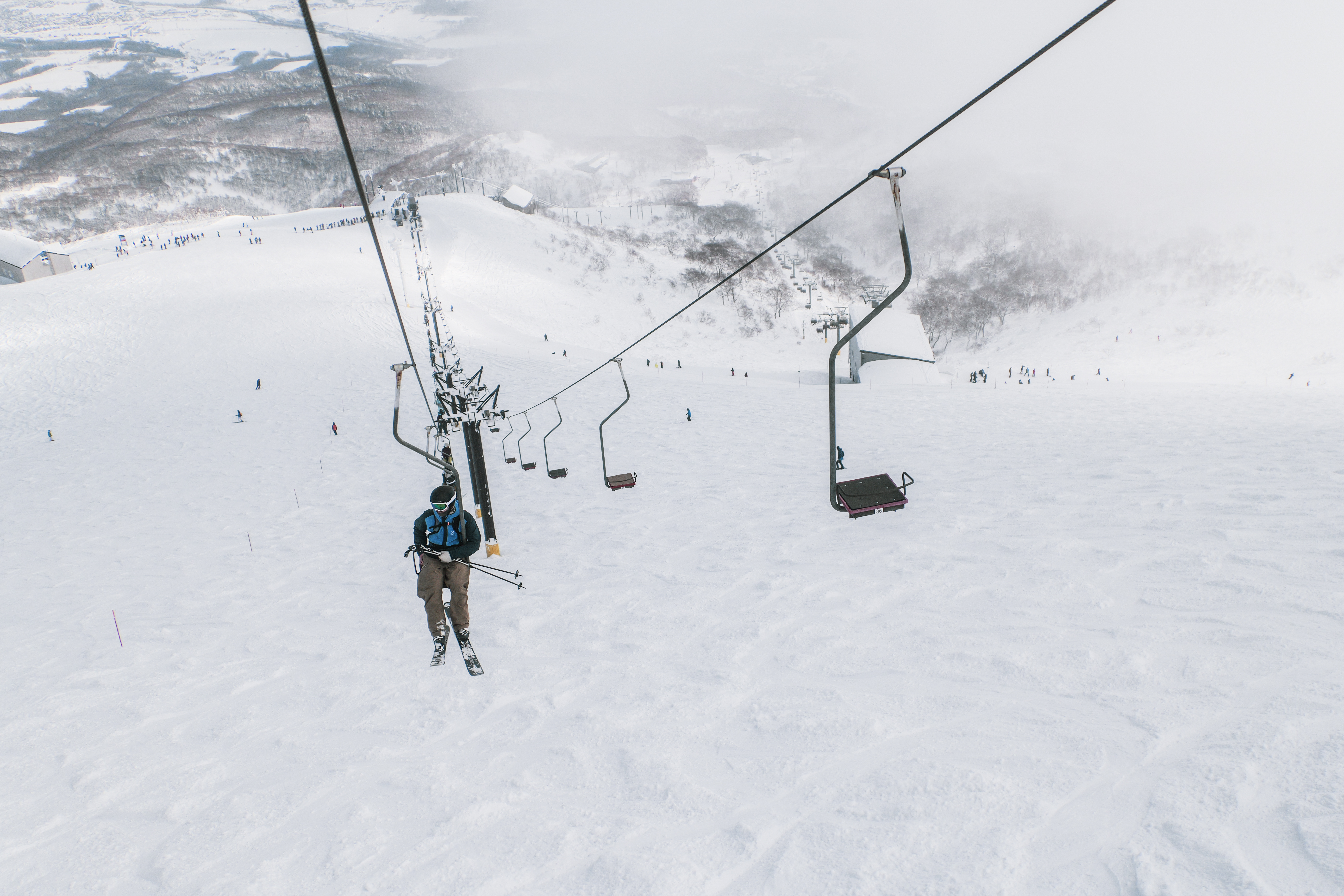 PIZZABOKS: Gamle heiser som fortsatt er i drift er ikke uvanlig syn i Japan. Dette er den kjente "pizza box" stolheisen i Niseko. Foto: Sigurd Ekeli Grimsby