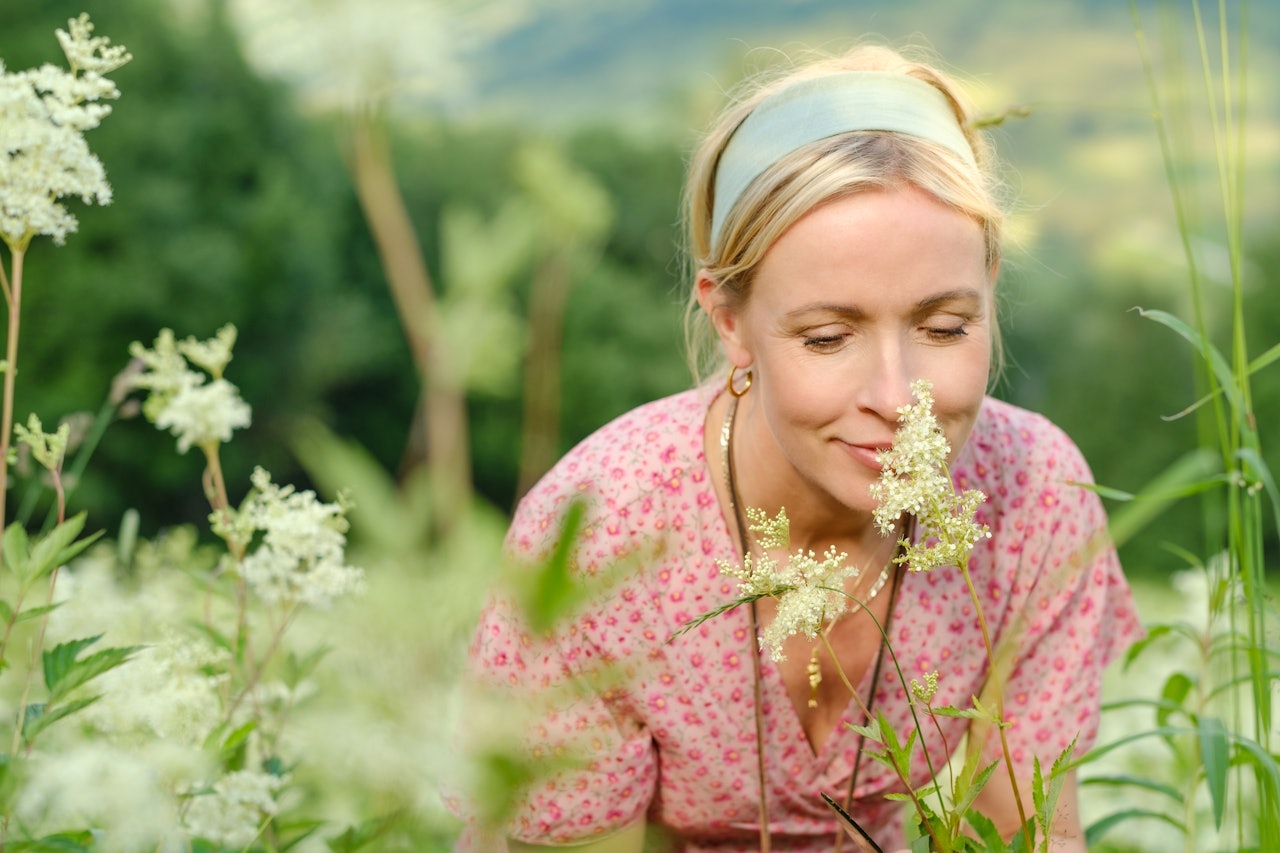 LETT GJENKJENNELIG: Mjødurt har en egen lukt og det finnes mye av den i Setesdal, hvor Margit Dale holder til. Foto: Frode Verpe mjødurt margit dale