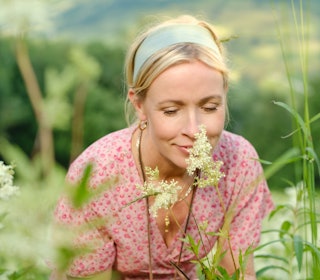 LETT GJENKJENNELIG: Mjødurt har en egen lukt og det finnes mye av den i Setesdal, hvor Margit Dale holder til. Foto: Frode Verpe mjødurt margit dale