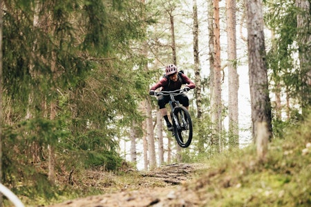 LIKE BRA? Karbon-varianten av denne sykkelen tok oss med storm. Så for rundt 20 000 kroner mindre, går du glipp av all moroa, eller er det håp for aluminium? Foto: Snorre Veggan. specialized turbo levo sl comp alloy test