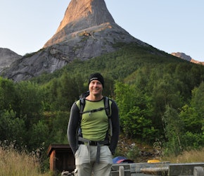 Odd Magne Øgreid. Leder i sikkerhetskomiteen i NKF. Foto: Ågot Caroline Nilssen mann står foran fjelltoppen Stetind.