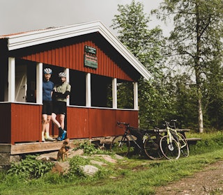 TØMMERMENN: Smedmyrkoia huset opprinnelig tømmerhuggere. I dag er den populær blant syklister. Foto: Christian Nerdrum. TØMMERMENN: Smedmyrkoia huset opprinnelig tømmerhuggere. I dag er den populær blant syklister. Foto: Christian Nerdrum.