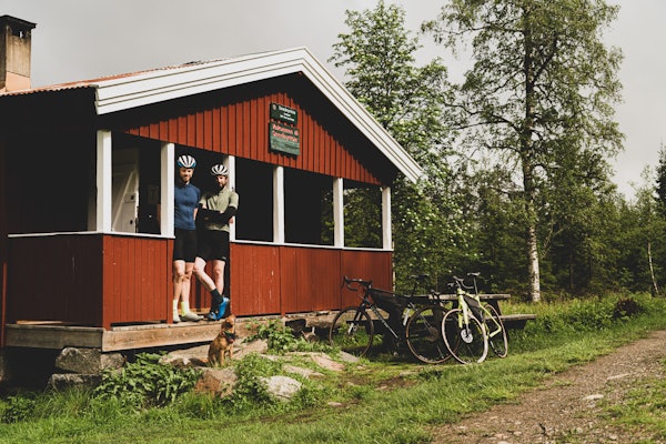 TØMMERMENN: Smedmyrkoia huset opprinnelig tømmerhuggere. I dag er den populær blant syklister. Foto: Christian Nerdrum. TØMMERMENN: Smedmyrkoia huset opprinnelig tømmerhuggere. I dag er den populær blant syklister. Foto: Christian Nerdrum.