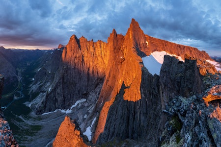PÅ KANTEN: Toppen av Nordre Trolltind er godt eigna for overnatting, men manglar rekkverk. Henning Svoren studerer ruta opp Nordaustegga på Store Trolltind i den siste kveldssola. Foto: Ståle Johan Aklestad PÅ KANTEN: Toppen av Nordre Trolltind er godt eigna for overnatting, men manglar rekkverk. Henning Svoren studerer ruta opp Nordaustegga på Store Trolltind i den siste kveldssola. Foto: Ståle Johan Aklestad