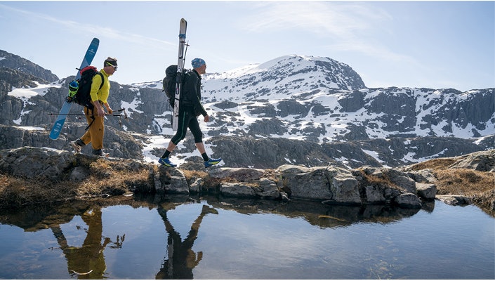 Anmarsj: Det er ganske lang vei opp til over Hylle 7, men lønn får strevet får du - med både fjellski og randonee/toppturski. Foto: Magnus Roaldset Furset ski02