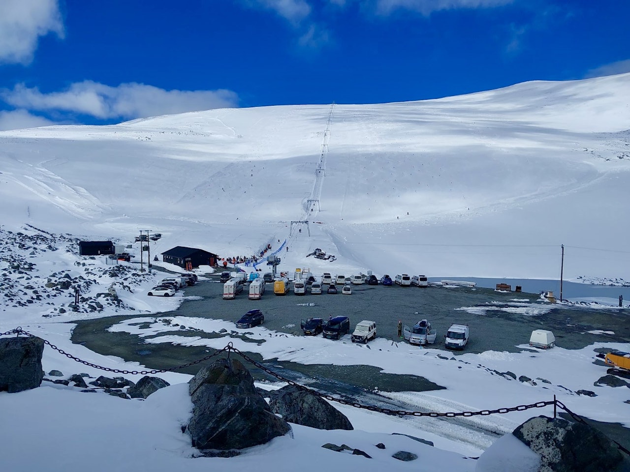 GODE FORHOLD: Kalde døgn i en lengre periode har ført til at det fortsatt er solide muligheter for god skikjøring hos Galdhøpiggen sommerskisenter. Bildet tatt tirsdag 11. juni. Foto: Per Arne Vole. Galdhøpiggen sommerski