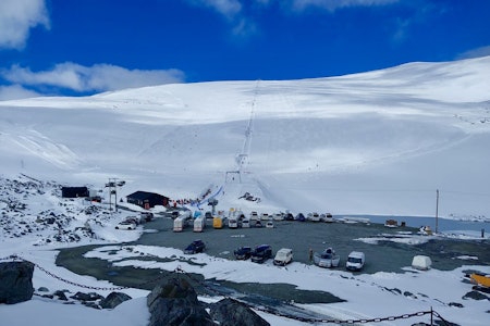 GODE FORHOLD: Kalde døgn i en lengre periode har ført til at det fortsatt er solide muligheter for god skikjøring hos Galdhøpiggen sommerskisenter. Bildet tatt tirsdag 11. juni. Foto: Per Arne Vole. Galdhøpiggen sommerski