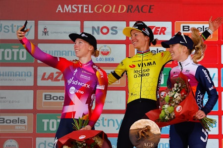 STJERNE-SELFIE: Lorena Wiebes har fått smilet tilbake og foreviger Marianne Vos og Ingvild Gåskjenn fra podiet under Amstel Gold Race. Årets sesong har så langt fortonet seg eventyrlig for den norske 25-åringen. FOTO: Cor Vos STJERNE-SELFIE: Lorena Wiebes har fått smilet tilbake og foreviger Marianne Vos og Ingvild Gåskjenn fra podiet under Amstel Gold Race. Årets sesong har så langt fortonet seg eventyrlig for den norske 25-åringen. FOTO: Cor Vos