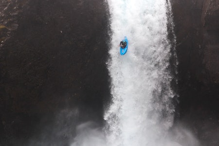 FRITT FALL: Island er kjent for store og fete fosser, og øya har vært gjennomsøkt av elvepadlere i mange år. Likevel klarte Eirik Hansen å sikre seg flere førstegangspadlinger da han besøkte sagaøya i vår. Foto: Zack Mutton kajakkpadler i fritt fall ned foss