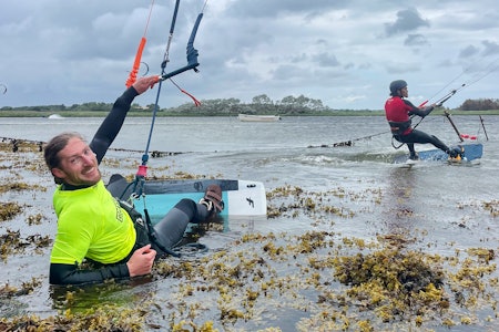 FINALEKLAR: Sigurd Klavenæss Toverud gjør seg klar for finalen av Kitetour Denmark. Foto: Kitetour Denmark Kiter ligger på grunt vann