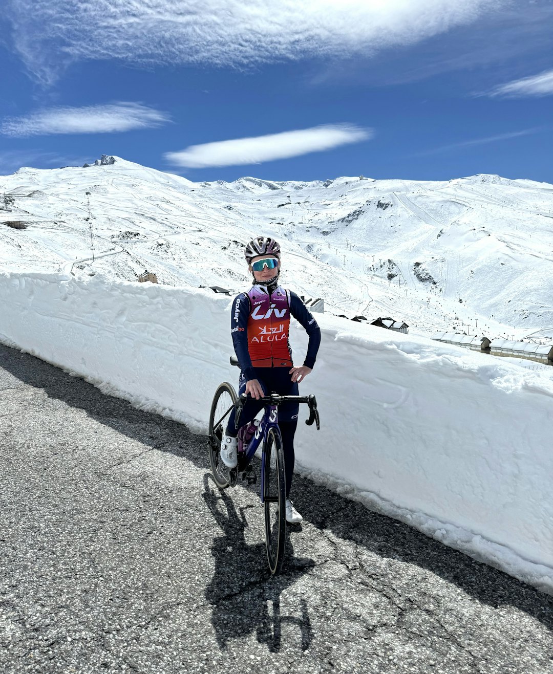 SNØFJELLENE: Er en god beskrivelse av Sierra Nevada i vakre Andalucia. Det var her Ingvild Gåskjenn og de andre lagvenninnene forberedte seg inn mot årets Ardenner-klassikere. FOTO: Privat SNØFJELLENE: Er en god beskrivelse av Sierra Nevada i vakre Andalucia. Det var her Ingvild Gåskjenn og de andre lagvenninnene forberedte seg inn mot årets Ardenner-klassikere. FOTO: Privat