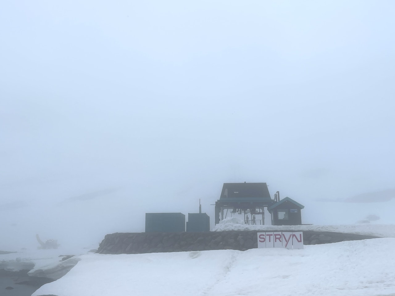 STRYN STENGER: Førstkommende søndag blir soste åpningsdag for Stryn sommerski. Føret torsdag ettermiddag er kanskje ikke helt optimalt. Foto: Gjendine Eidslott. Stryn sommerskisenter
