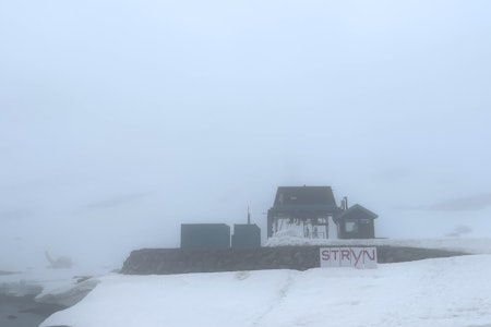 STRYN STENGER: Førstkommende søndag blir soste åpningsdag for Stryn sommerski. Føret torsdag ettermiddag er kanskje ikke helt optimalt. Foto: Gjendine Eidslott. Stryn sommerskisenter