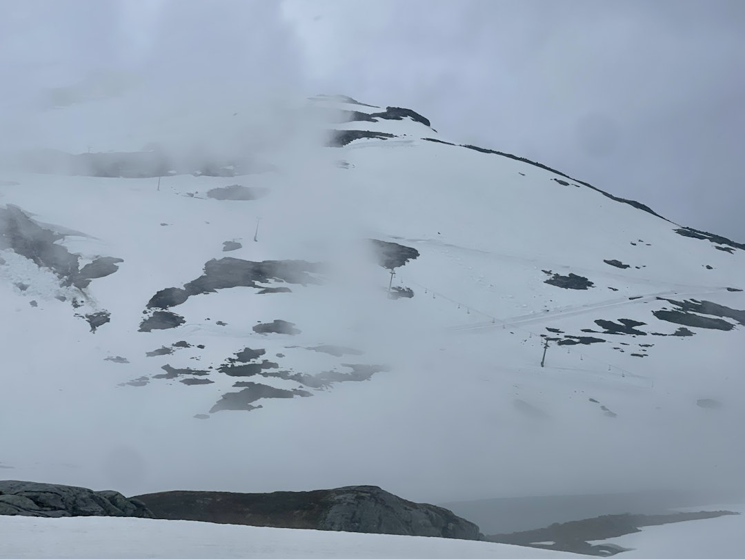 STRYN NÅ: Mye regn og tåke på Strynefjellet. Likevel er preppemaskinen ute og forbereder løypene for helgen. Foto: Gjendine Eidslott. Strynefjellet