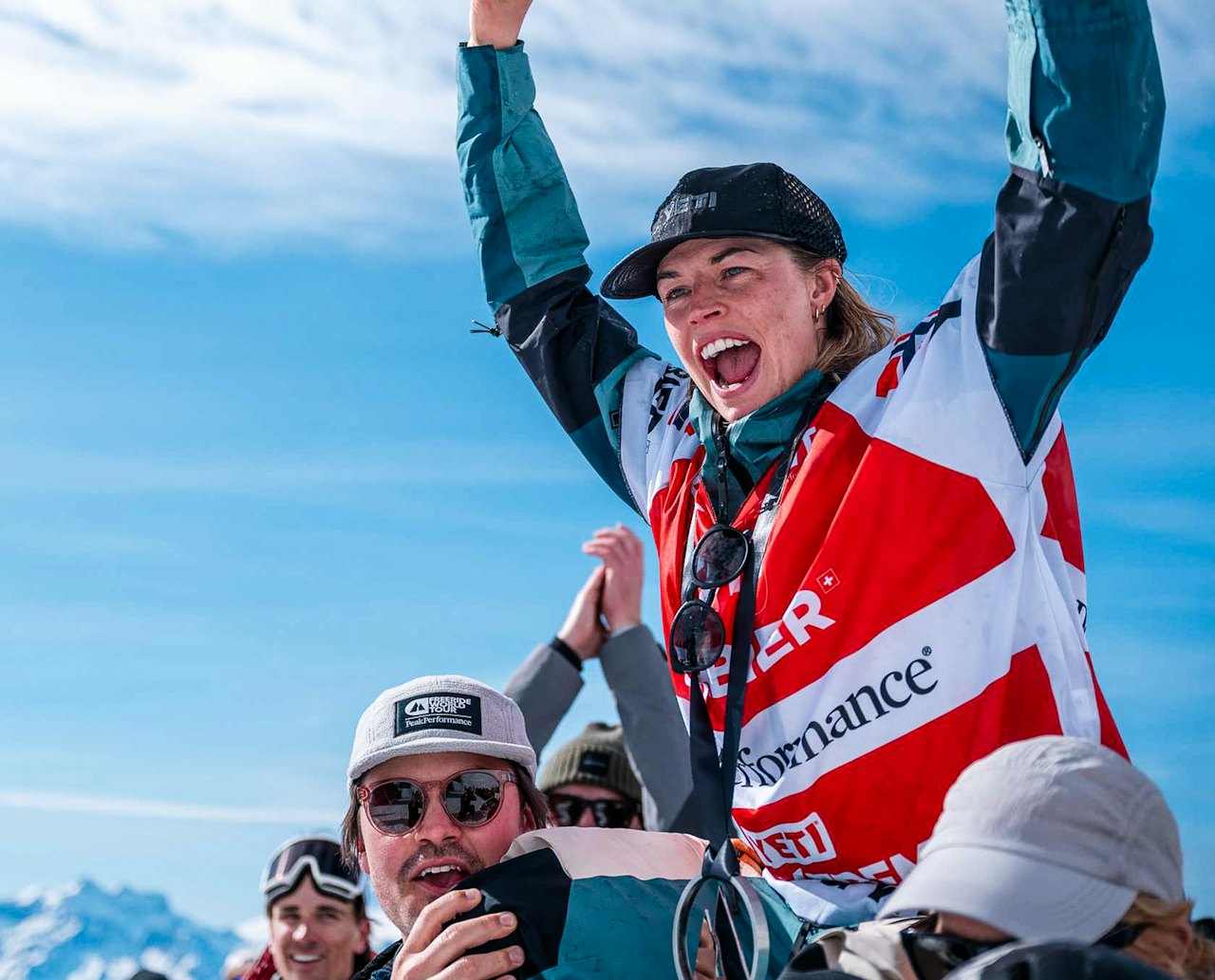 FRIKJØRINGSHÅPET: Regjerende mester i frikjøring, Hedvig Wessel. Foto: Iloye / Freeride World Tour Hedvig Wessel feirer at hun er blitt verdensmester i frikjøring