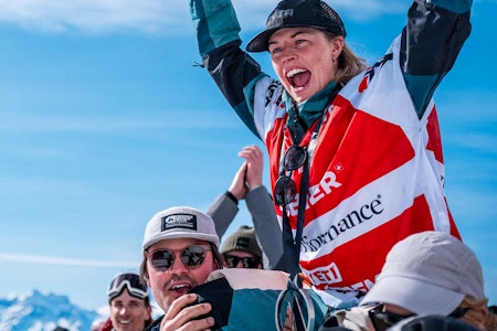 FRIKJØRINGSHÅPET: Regjerende mester i frikjøring, Hedvig Wessel. Foto: Iloye / Freeride World Tour Hedvig Wessel feirer at hun er blitt verdensmester i frikjøring