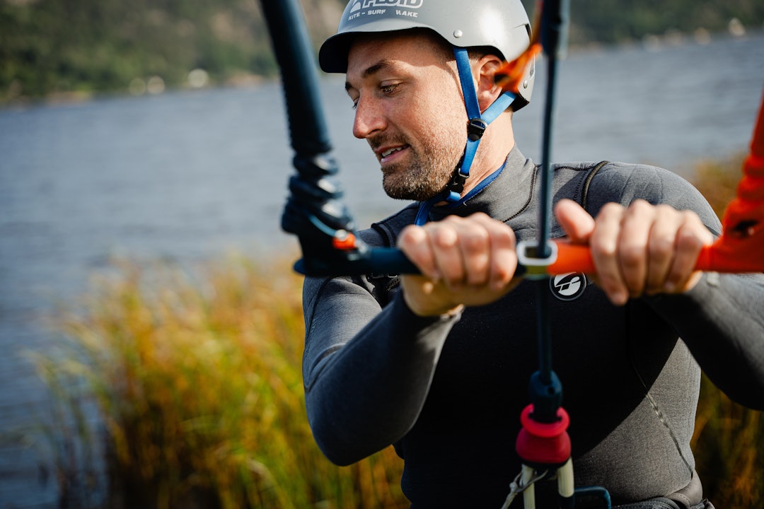 KLAR FOR BACKROLL: Karl Oskar Teien tar for seg teknikken for en vellykket backroll. Foto: Christian Nerdrum Kiter på vei ut i vannet