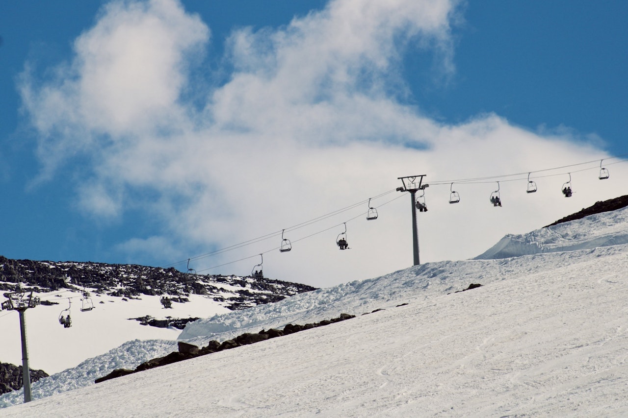 SOMMERSKI: Siste åpningshelg for Stryn sommerski. Heldigvis litt blå himmel innimellom. Foto: Gjendine Eidslott Stryn sommerski