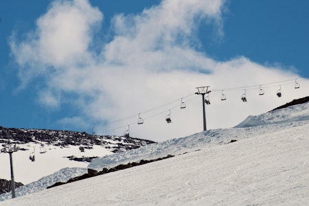 SOMMERSKI: Siste åpningshelg for Stryn sommerski. Heldigvis litt blå himmel innimellom. Foto: Gjendine Eidslott Stryn sommerski