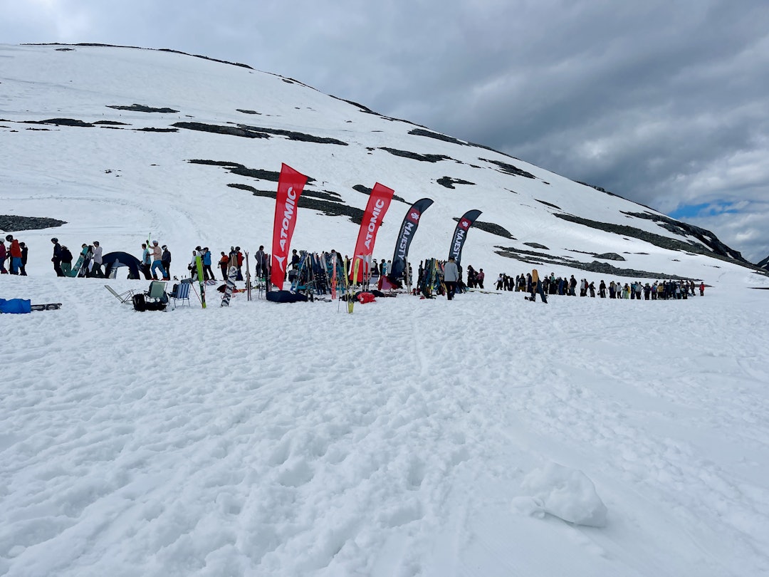 KØ: Til tross for den lange køen var det absolutt ingen sure fjes å se. Foto: Gjendine Eidslott. Stryn