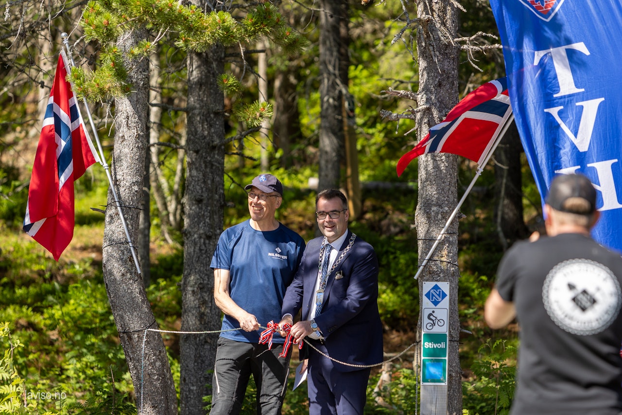 HERVED ÅPNET: Ola Resell (t.v) og ordfører Kent Ranum åpnet Nilsbyen Terrengsykkelpark i helgen. Foto: Svein Sæterbø. ola resell og kent ranum åpnet nilsbyen terrengsykkelpark