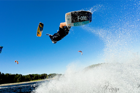 FRONTROLL: Stegene til en vellykket frontroll med kite. Foto: Christian Nerdrum Front roll med kite