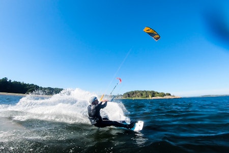 HOOKED PÅ UNHOOKED: Har du som mål å gjøre avanserte triks, inspirert av wakeboarding, er du nødt til å lære å hekte deg ut av trapeset. Foto: Christian Nerdrum HOOKED PÅ UNHOOKED: Har du som mål å gjøre avanserte triks, inspirert av wakeboarding, er du nødt til å lære å hekte deg ut av trapeset. Foto: Christian Nerdrum