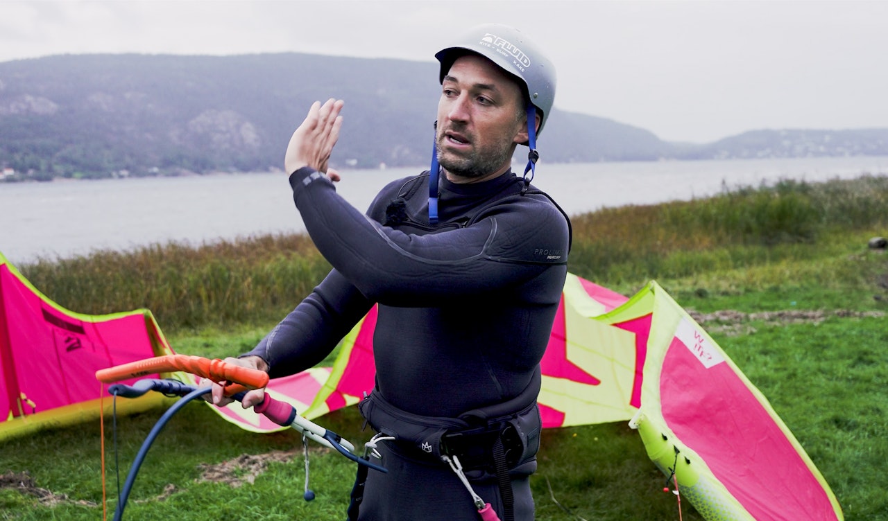 BAKLENGS RULLE: Backroll er antakelig ditt første rotasjonstriks. Karl Oskar Teien viser hvordan det skal gjøres. Foto: Christian Nerdrum Stegene til en vellykket backroll