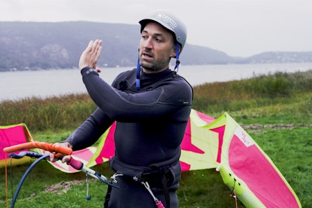 BAKLENGS RULLE: Backroll er antakelig ditt første rotasjonstriks. Karl Oskar Teien viser hvordan det skal gjøres. Foto: Christian Nerdrum Stegene til en vellykket backroll